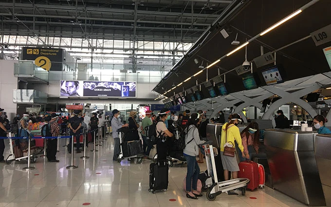 Công dân Việt Nam làm thủ tục trong một chuyến bay hồi hương giữa tháng 5.