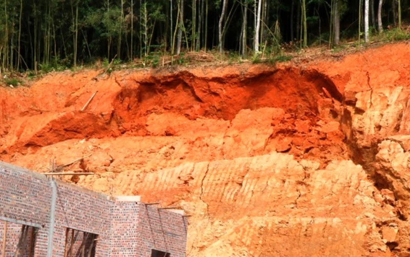 Khu vực sụt lún đất nguy hiểm ở xã Xuân Hòa, huyện Bảo Yên (Lào Cai).