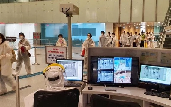 Lực lượng kiểm dịch y tế quốc tế tại sân bay Đà Nẵng tiến hành kiểm tra y tế các công dân.