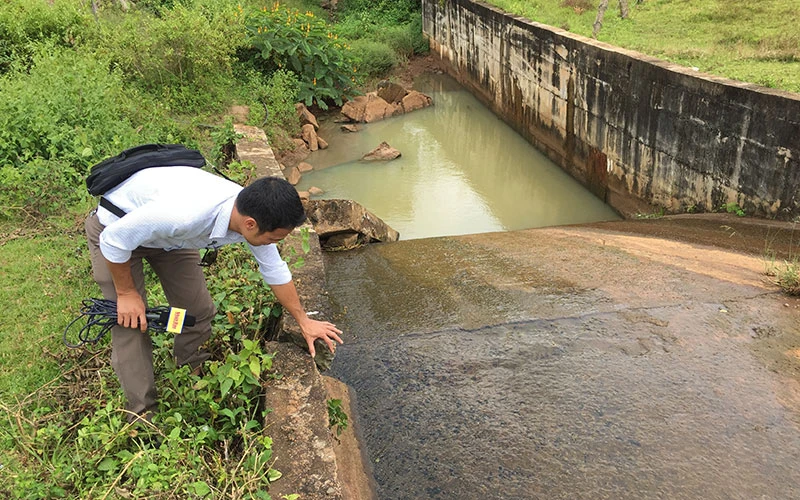 Tràn xả lũ một hồ chứa nước ở huyện Ea H’leo, tỉnh Đắk Lắk bị hư hỏng trong nhiều năm qua chưa được sửa chữa.