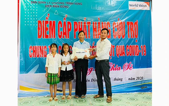 Đại diện Chương trình vùng Điện Biên Đông trao quà hỗ trợ gia đình đồng bào dân tộc thiểu số xã Háng Lìa, huyện Điện Biên Đông, tỉnh Điện Biên.