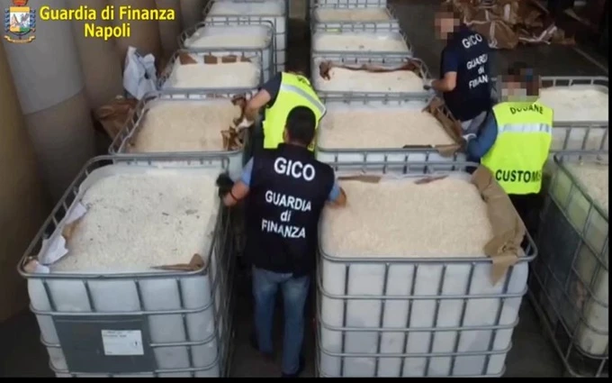 Cảnh sát kiểm tra thùng chứa amphetamine do IS sản xuất, tại Salerno, Italy. (Ảnh: Reuters)