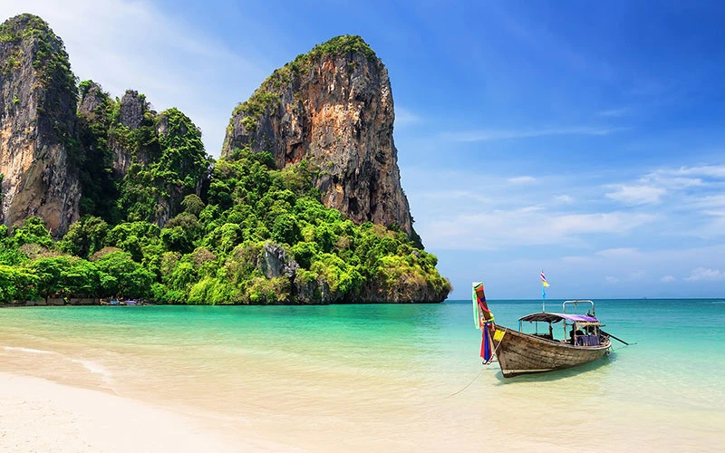 Đảo Phuket - một trong những điểm du lịch nổi tiếng nhất của Thái Lan bị ảnh hưởng nặng nề bởi dịch Covid-19. (Ảnh: The Telegraph)