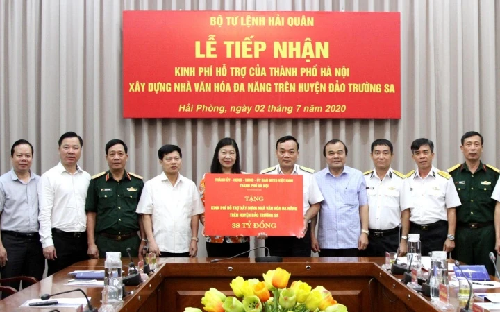 Đại diện TP Hà Nội trao kinh phí hỗ trợ xây dựng nhà văn hóa đa năng trên huyện đảo Trường Sa.