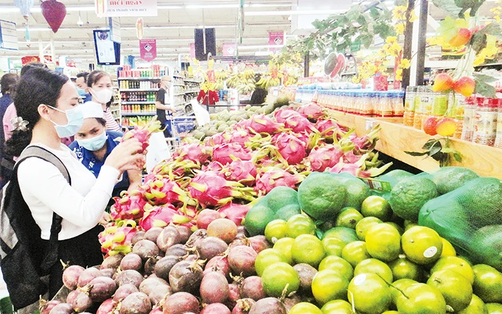 Người tiêu dùng chọn mua nông sản tại một siêu thị Co.opmart (quận 3, TP Hồ Chí Minh).
