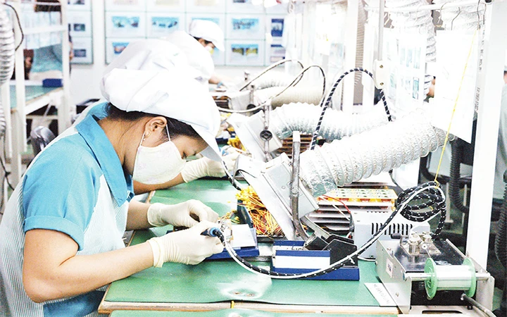 Sản xuất linh kiện điện tử xuất khẩu tại một doanh nghiệp trong Khu công nghệ cao TP Hồ Chí Minh.