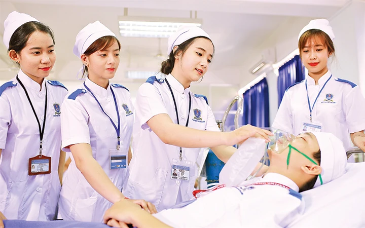 Sinh viên Y khoa Trường đại học Nguyễn Tất Thành thực hành khám, chữa bệnh.