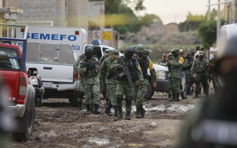 Lực lượng Vệ binh quốc gia Mexico có mặt gần trung tâm cai nghiện ma túy tại Irapuato sau khi xảy ra vụ nổ súng ngày 1-7. (Ảnh: AP)