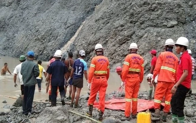 Lực lượng cứu nạn đang tìm kiếm những người mất tích sau vụ lở đất. (Ảnh: Cơ quan Phòng cháy chữa cháy Myanmar)