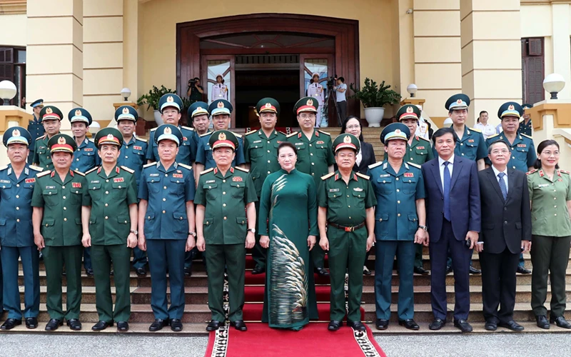 Chủ tịch QH Nguyễn Thị Kim Ngân cùng các đại biểu với cán bộ, sĩ quan chỉ huy Quân chủng Phòng không - Không quân. Ảnh: QUANG HOÀNG