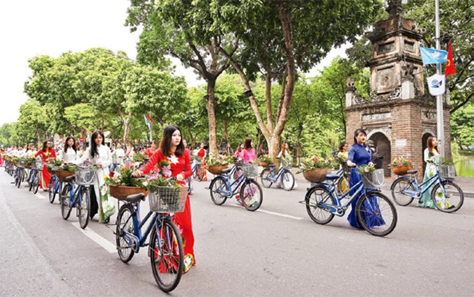 Một hoạt động văn hóa được tổ chức tại không gian phố đi bộ chung quanh hồ Hoàn Kiếm. Ảnh: ĐĂNG ANH