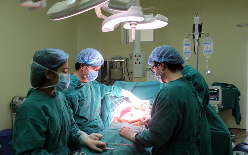 Các bác sĩ Bệnh viện K thực hiện ca phẫu thuật cắt bỏ khối u gan cho người bệnh.