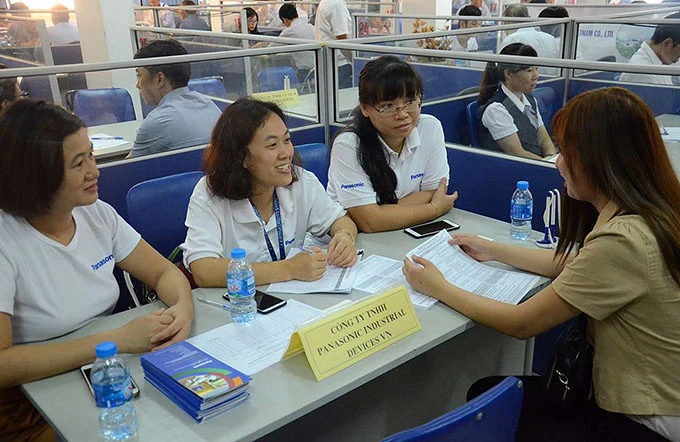 Lao động tìm hiểu thông tin về việc làm tại Trung tâm Dịch vụ việc làm Hà Nội (Ảnh: HCES).