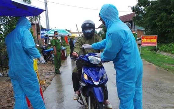 Lập chốt chặn xịt thuốc kháng khuẩn để phòng dịch tại làng O, xã Ya Xiêr, huyện Sa Thầy, tỉnh Kon Tum.