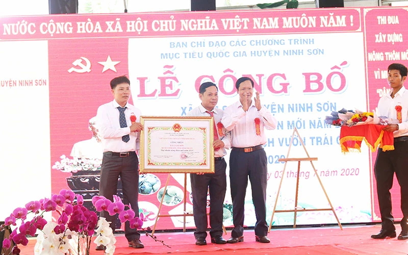 Đại diện lãnh đạo UBND tỉnh Ninh Thuận trao bằng chứng nhận xã đạt chuẩn nông thôn mới năm 2019 cho cán bộ và nhân dân xã Lâm Sơn.