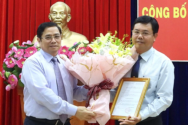 Đồng chí Phạm Minh Chính trao Quyết định của Bộ Chính trị chuẩn y đồng chí Nguyễn Tiến Hải giữ chức Bí thư Tỉnh uỷ Cà Mau.