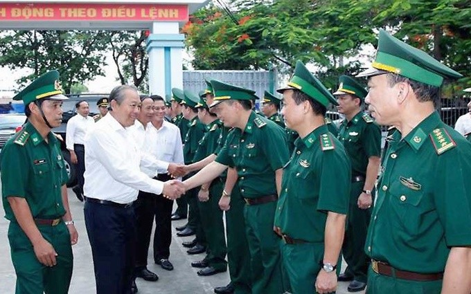Phó Thủ tướng Thường trực Trương Hòa Bình kiểm tra tại Biên phòng cửa khẩu cảng Hải Phòng. 