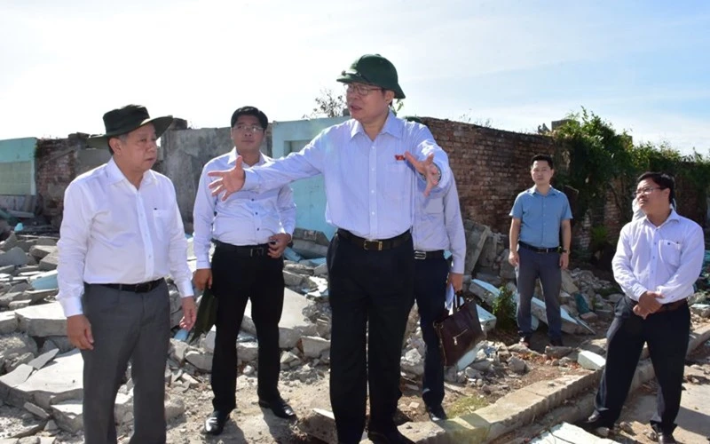 Phó Chủ tịch QH Phùng Quốc Hiển khảo sát tại khu giải phóng mặt bằng khu vực Thượng Thành - Đại nội Huế.
