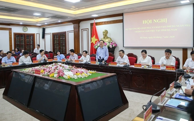 Toàn cảnh buổi làm việc của Bộ trưởng GD-ĐT Phùng Xuân Nhạ với Ban chỉ đạo thi tốt nghiệp THPT năm 2020 tỉnh Hà Nam. (Ảnh: Quỳnh Trang)