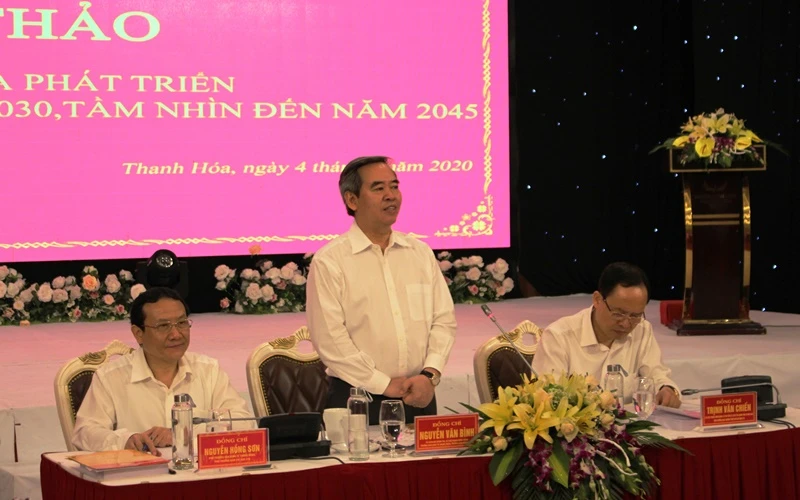 Đồng chí Nguyễn Văn Bình phát biểu ý kiến tại hội thảo.