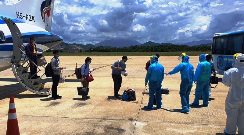 Lực lượng chức năng tiếp nhập các chuyên gia đến từ Thái Lan trưa 4-7. (Ảnh: Kiểm dịch y tế sân bay Đà Nẵng)