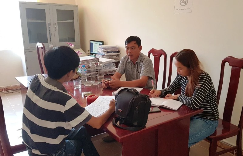Lãnh đạo UBND xã Xuân Quang 2 trao đổi thông tin với báo chí.