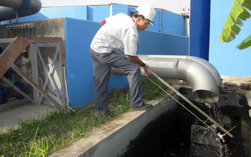 Lấy mẫu kiểm tra chất lượng nước thải đã qua xử lý tại Trạm xử lý nước thải Khu công nghiệp dệt may Hưng Yên.