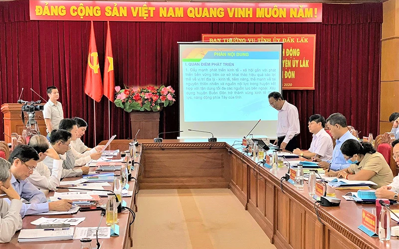 Các ứng viên trình bày chương trình hành động trong cuộc tuyển chọn bí thư Huyện ủy tại tỉnh Ðắk Lắk. 