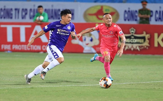 CLB "ngựa ô" Sài Gòn (áo hồng) hiện đang “chiễm chệ” ở vị trí thứ 2 trên bảng xếp hạng V-League 2020 với 13 điểm sau bảy vòng đấu.