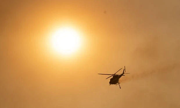 Một máy bay trực thăng trên Thung lũng Orroral khi lửa đang cháy lan qua công viên quốc gia Namadgi vào tháng 1 vừa qua ở thủ đô Canberra, Australia. Ảnh: Getty Images.