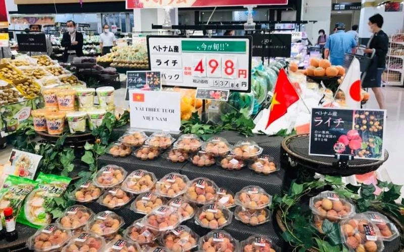 Vải thiều Việt Nam trên kệ hàng siêu thị Nhật Bản.