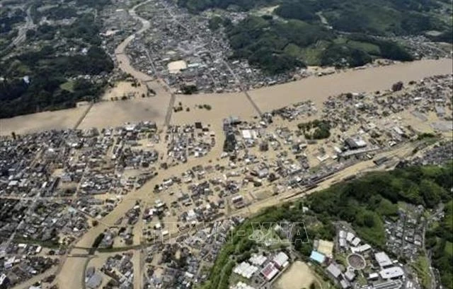 Nhà cửa bị nước lũ nhấn chìm tại tỉnh Kumamoto, Nhật Bản ngày 4-7-2020. (Ảnh: Kyodo/TTXVN)