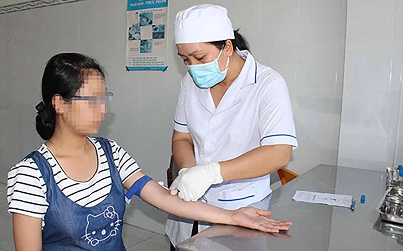 Lấy máu xét nghiệm HIV cho phụ nữ mang thai tại Trạm Y tế phường An Thới, quận Bình Thủy, TP Cần Thơ. Ảnh: HỒNG HOA