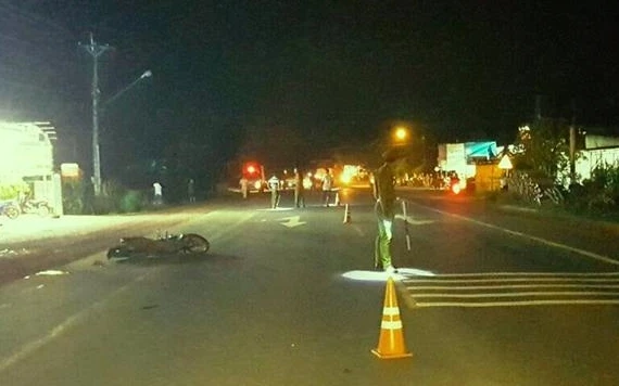 Hiện trường vụ va chạm giữa xe máy và người đi bộ khiến ba người tử vong.