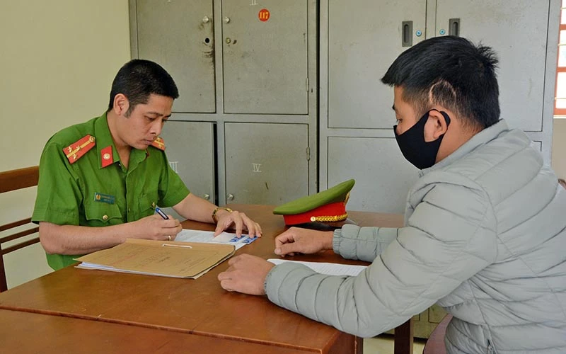 Công an xã Yên Thái, huyện Văn Yên trao đổi thông tin với đối tượng vừa ra tù trở về địa phương. 