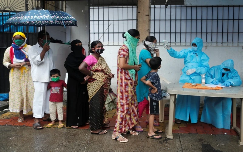 Người dân Mumbai, Ấn Độ xếp hàng để kiểm tra thân nhiệt. (Ảnh: Reuters)