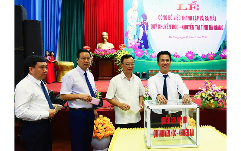 Các đại biểu dự lễ tham gia đóng góp, ủng hỗ quỹ Khuyến học - Khuyến tài Hà Giang.