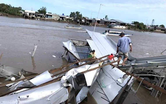 Hiện trường vụ sạt lở ở Tam Giang nhấn chìm 14 nhà của 10 hộ dân.