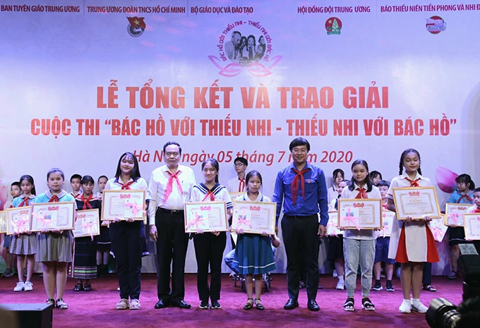 Đồng chí Trần Thanh Mẫn và đồng chí Lê Quốc Phong trao giải nhất tặng các tác giả Cuộc thi. 