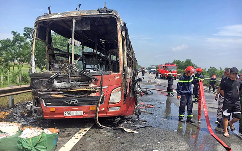 Hiện trường vụ cháy xe khách giường nằm trên tuyến cao tốc Nội Bài-Lào Cai đoạn qua huyện Bình Xuyên (Vĩnh Phúc). Ảnh: MINH HẢI