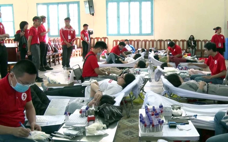 Đông đảo nhân dân TP Đà Lạt tham gia hiến máu tình nguyện.