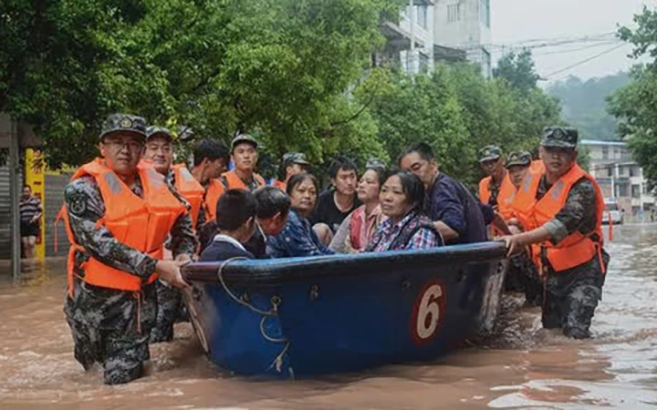 Quân đội Trung Quốc sơ tán người dân khỏi vùng lụt.