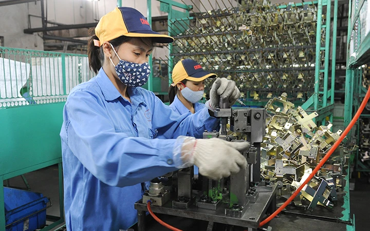 Công ty TNHH Công nghệ Cosmos Khu công nghiệp Khai Quang (Vĩnh Phúc) sản xuất linh kiện xe máy. Ảnh: VĨNH ĐỨC
