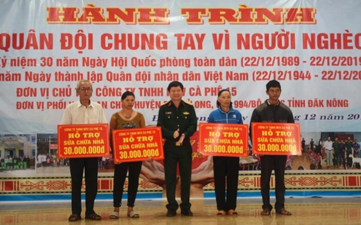 Đại diện Công ty TNHH MTV Cà phê 15 (Quân khu 5) hỗ trợ kinh phí sửa chữa nhà cho các hộ nghèo huyện Đăk G’long (Đắk Nông).