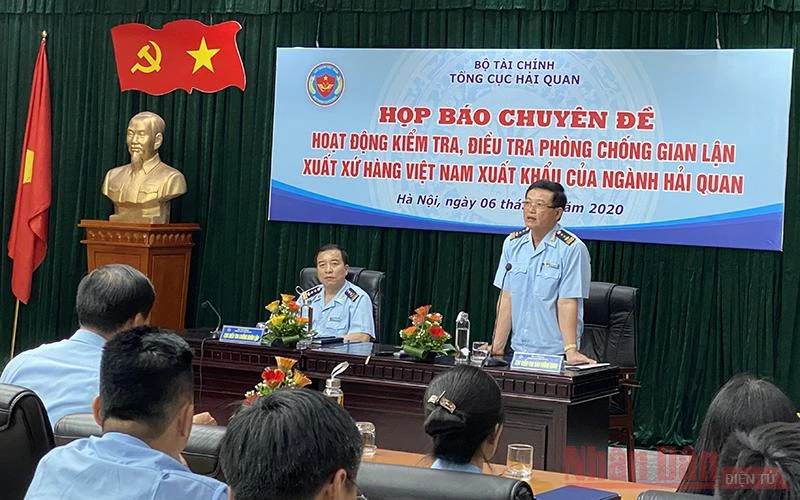 Ông Nguyễn Tiến Lộc, Cục trưởng Cục Kiểm tra sau thông quan (Tổng cục Hải quan) thông tin tại họp báo.