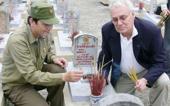 Gary Canant cùng cựu chiến binh Quảng Trị thắp hương trước phần mộ liệt sĩ tại Nghĩa trang Liệt sĩ Trường Sơn.