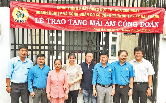 Công đoàn Khu chế xuất - Khu công nghiệp TP Hồ Chí Minh trao “Mái ấm công đoàn” tặng công nhân làm việc tại Công ty TNHH Thực phẩm xuất khẩu Hai Thanh.