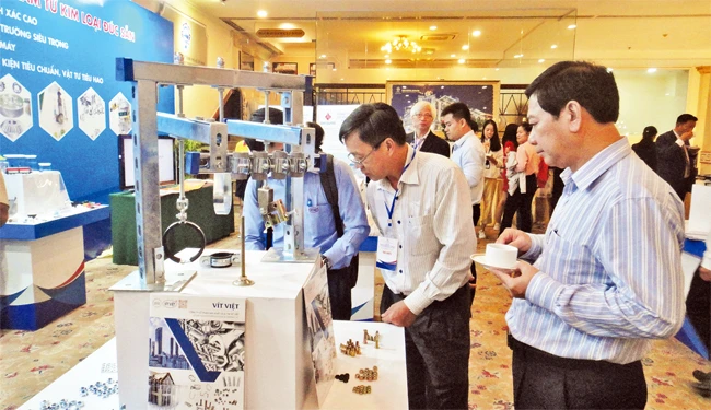 Nhiều sản phẩm công nghiệp hỗ trợ ngành cơ khí được trưng bày trong khuôn khổ một cuộc hội thảo chuyên ngành năm 2019.