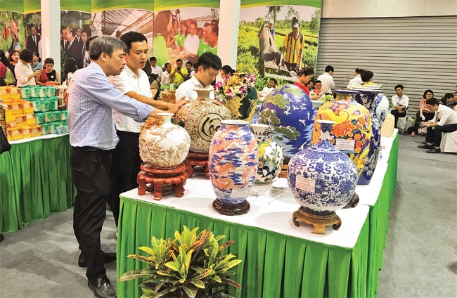 Khách hàng tham quan các sản phẩm OCOP của làng nghề Bát Tràng, huyện Gia Lâm.