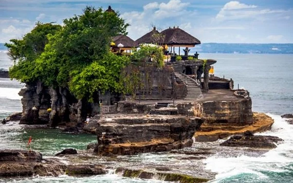 Đền Tanah lot nằm ngoài biển ở Bali là một trong những địa điểm được du khách yêu thích (Ảnh: JP)